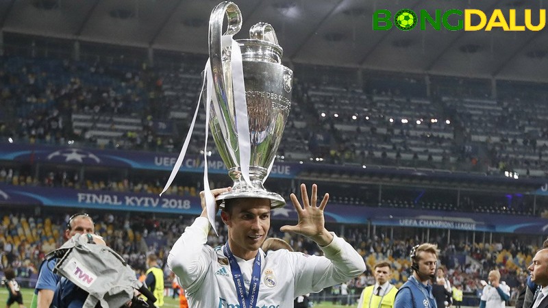 Cristiano Ronaldo là cầu thủ xuất sắc nhất trong giải vô địch các clb châu Âu